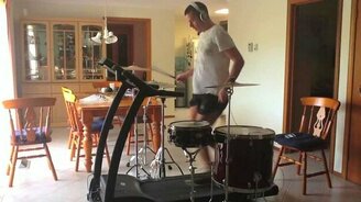 Барабанщик на беговой дорожке - смотреть видео (2:39)