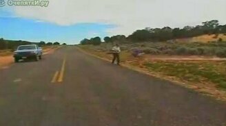 Полицейский растерялся - смотреть видео (0:39)