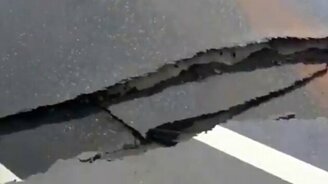 Обрушение моста на трассе - смотреть видео (0:29)