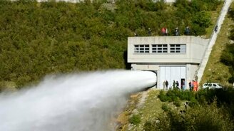 Мощный сброс воды - смотреть видео (2:21)