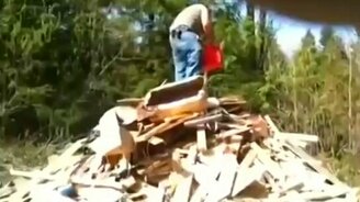 Как не надо поджигать кучу - смотреть видео (1:24)