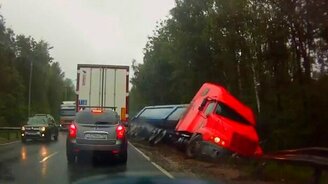 Внезапное появление фуры - смотреть видео (1:04)