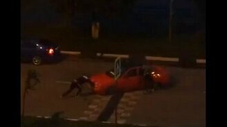 Застряла на лежачем полицейском - смотреть видео (0:17)