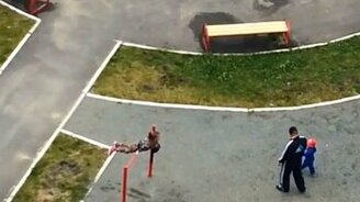 Ловкая девочка на турнике - смотреть видео (0:45)