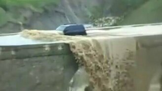 Эффектно проехал по мосту в ливень - смотреть видео (0:15)