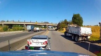 Грузовик разворотил зад машине - смотреть видео (0:38)