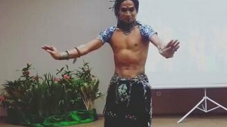 Безумно пластичный танцор - смотреть видео (1:00)