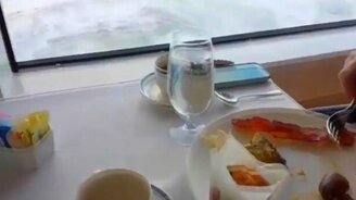 Опасно обедать в шторм - смотреть видео (2:01)