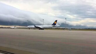 Облако над взлётной полосой - смотреть видео (0:33)