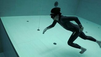 Погружение в глубочайший бассейн на одном дыхании - смотреть видео (2:16)