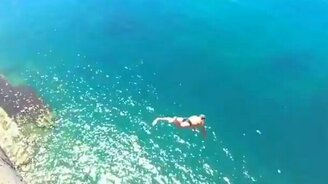 Прыжок с 46-метровой скалы - смотреть видео (0:25)