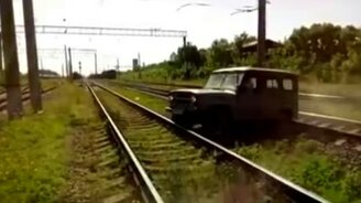 Поезд снёс УАЗик - смотреть видео (0:58)