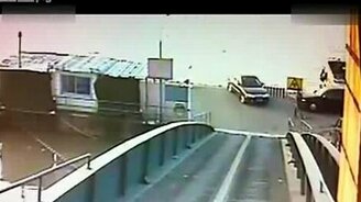 Машина скатилась в воду - смотреть видео (1:20)