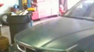 Хотел поднять машину - смотреть видео (0:17)