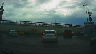 Комично угодил в аварию - смотреть видео (0:46)