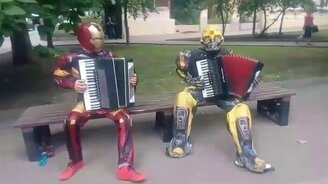 Супергерои играют на аккордеонах - смотреть видео (0:07)