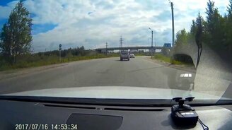 Авария, в которой всем повезло - смотреть видео (0:54)