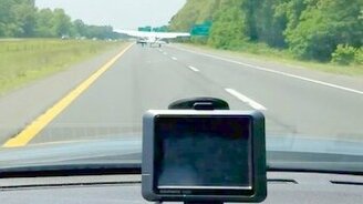 Приземление самолёта на трассу - смотреть видео (0:45)