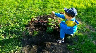 Экскаватор для ребёнка своими руками - смотреть видео (0:37)