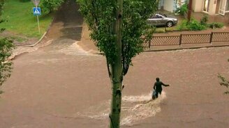 Самый отважный пешеход против наводнения - смотреть видео (0:35)