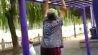 Бабушка на турнике - смотреть видео (2:12)