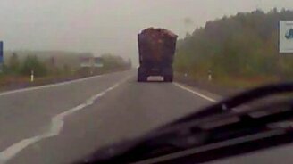 Грузовик протаранил бревном машину - смотреть видео (0:38)