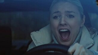 Ужас девушки на красном авто - смотреть видео (0:45)