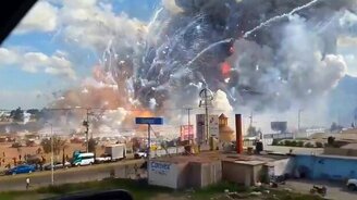 Пожар на рынке фейерверков - смотреть видео (1:12)