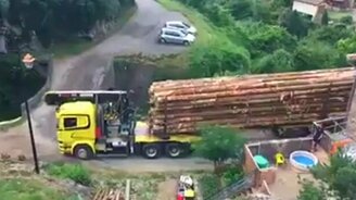 Сложнейший манёвр на фуре - смотреть видео (2:08)