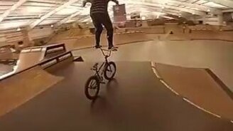 Балансирование, стоя на руле велосипеда - смотреть видео (0:43)