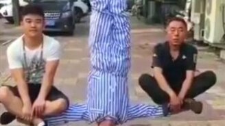 Неожиданное разоблачение уличного фокуса - смотреть видео (0:14)