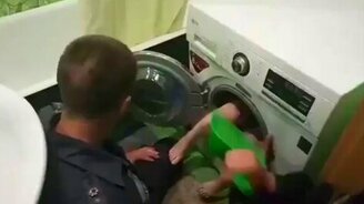 Мальчуган застрял в стиральной машинке - смотреть видео (0:46)
