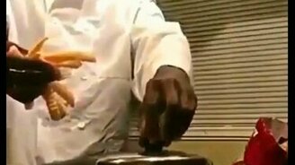 Огненный дебют в кулинарии - смотреть видео (0:19)