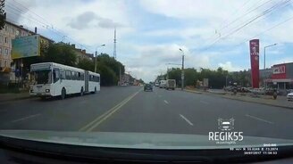 Если отвлечься от дороги за рулём... - смотреть видео (0:56)