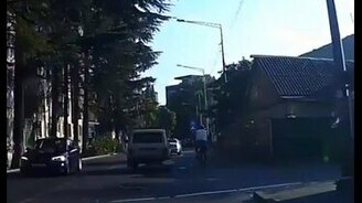 Велосипедист снёс знак - смотреть видео (0:35)