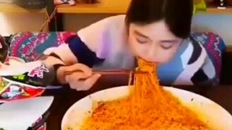 Вот это аппетит у девушки! - смотреть видео (1:00)