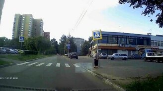 Воздушный поцелуй от пешехода - смотреть видео (0:18)