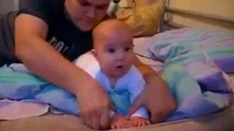 Играет с сыном в войнушку - смотреть видео (0:53)