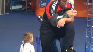 Дядя, почему у тебя такие большие руки? - смотреть видео (0:57)