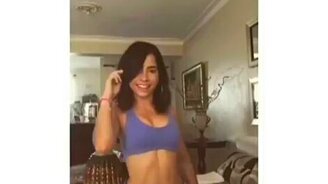 Мужчина пытается повторить женский танец - смотреть видео (0:30)