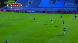 Нелепый автогол в футболе - смотреть видео (0:42)