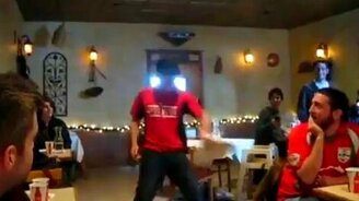 Ловко он с пиццей - смотреть видео (0:45)