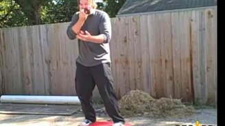 Сложный способ съесть яблоки - смотреть видео (0:45)