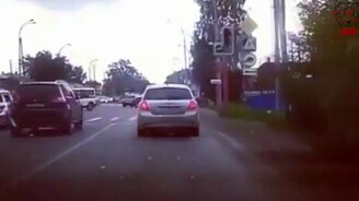 Легковушка против БТР - смотреть видео (0:20)