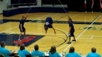 Невероятные трюки со скакалкой от чемпионов мира - смотреть видео (2:09)