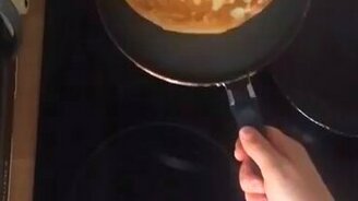 Замедленный полёт блина - смотреть видео (0:27)