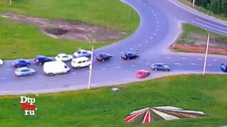 Комичное ДТП на кольце - смотреть видео (0:33)