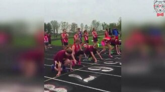 Неудачный старт бегуньи - смотреть видео (0:10)