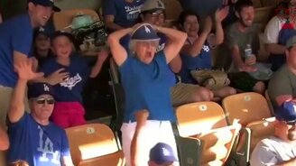 Старушка чудит на трибуне - смотреть видео (0:15)