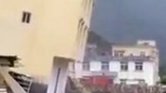 Вода смывает здание - смотреть видео (0:10)